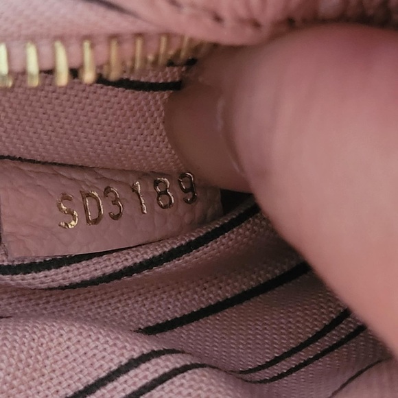 LOUIS VUITTON
Empreinte Pochette Metis Rose Poudre - Picture 14 of 16